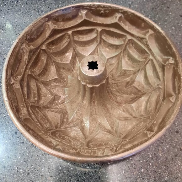 Vintage Large Copper Bundt Pan, 10.5" x 4" Deep - Picture 7 of 7